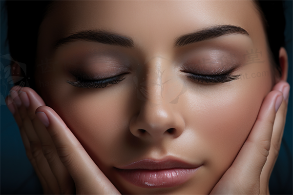 厦门欧菲医疗美容医院现推出蜜蜡祛眼袋优惠，原价3000元起，现仅需2500元起，限时促销，机会难得！