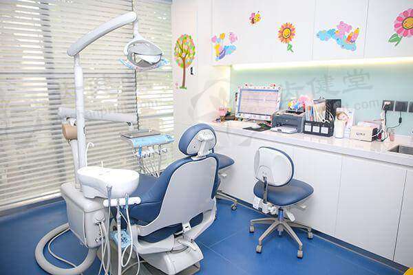 怎么预约上海美奥口腔门诊部赵鑫？官网、电话预约全攻略