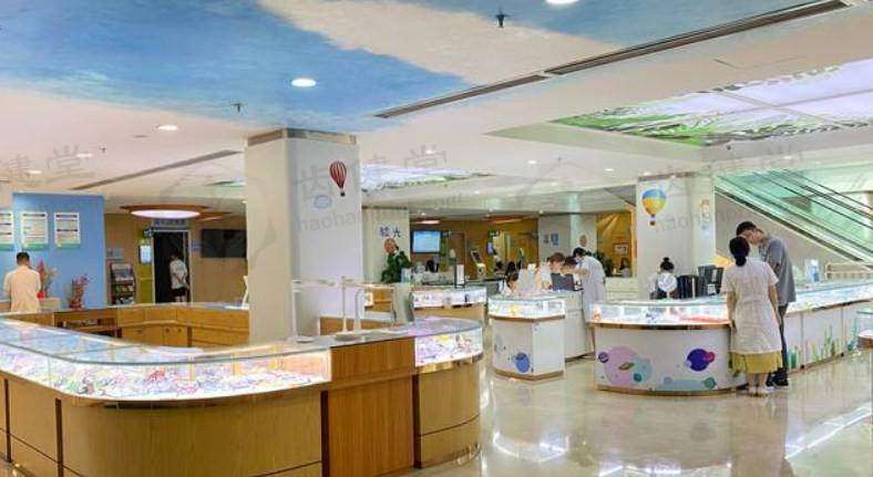 重庆爱尔儿童眼科医院李中明医生预约挂号