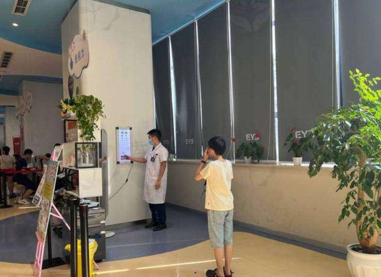 重庆爱尔儿童眼科医院李中明医生价格收费表查询