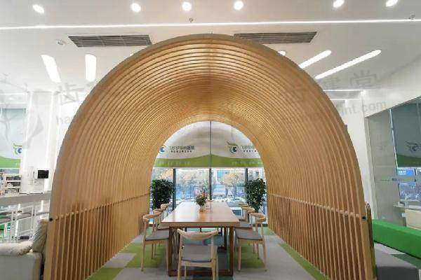 高度近视合并老花太苦恼？杭州飞秒秒眼科医院成功案例分享手术解决方案