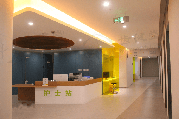 25 岁上班族低度近视困扰多，南京维视半飞秒手术助其告别眼镜重获清晰视力 