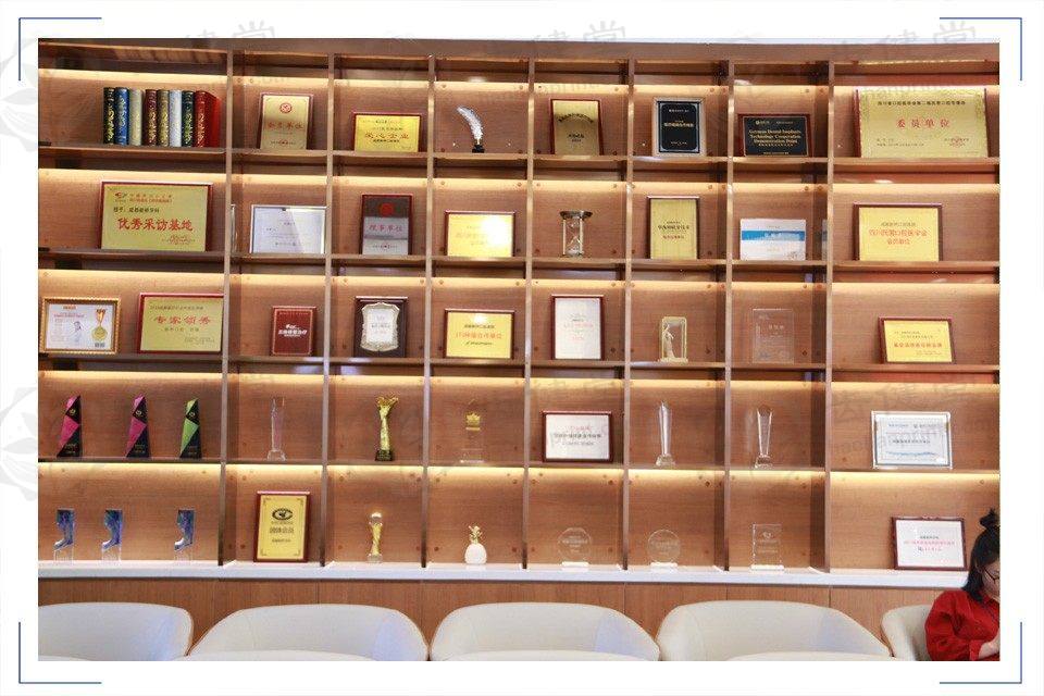 成都新桥口腔医院（衣冠庙店）爱尔创全瓷牙贴面 2000 元起，医生经验丰富效果自然