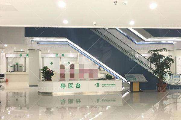 我带弟弟在东南眼科做精雕半飞秒，术后下午视力就恢复良好啦！ 