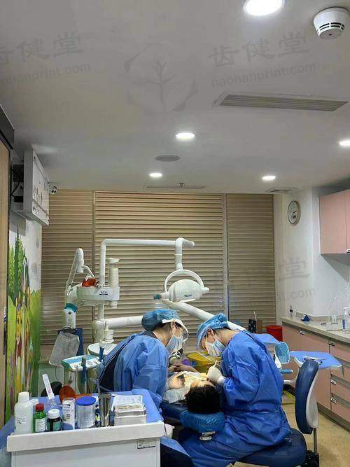 贵州医 科 大学附属口腔医院口腔正畸科地址：