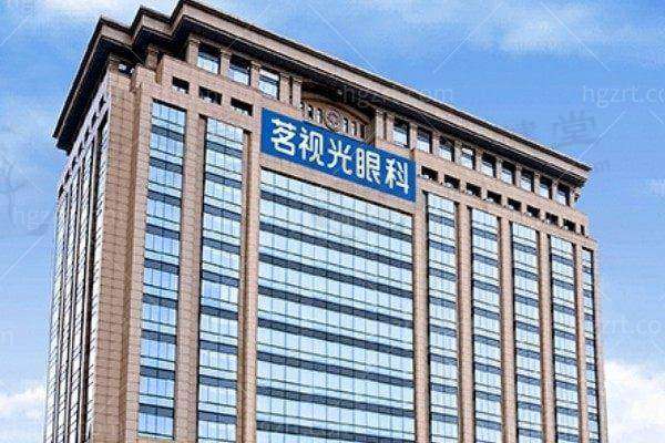 北京市卢弘医生简介：擅长眼底病与屈光手术，治疗效果获患者认可